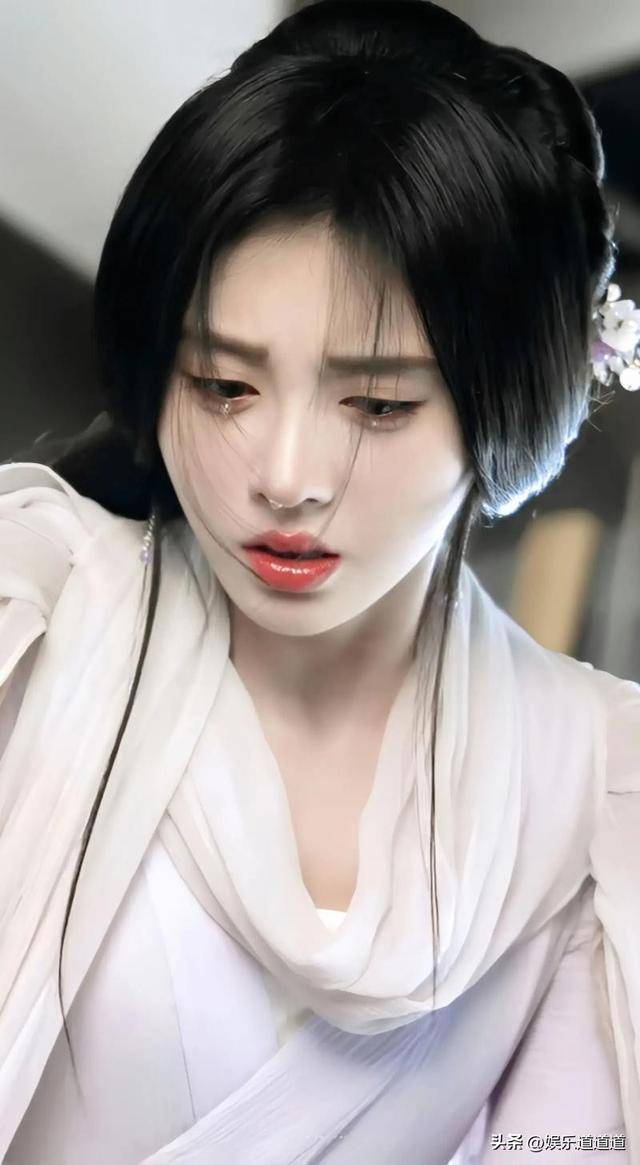 kaiyun.com-鞠婧祎含泪抱十年老粉，仙女秒变“哭包”，反差萌炸屏