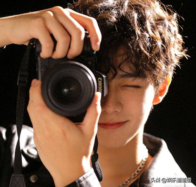 鞠婧祎含泪抱十年老粉，仙女秒变“哭包”，反差萌炸屏